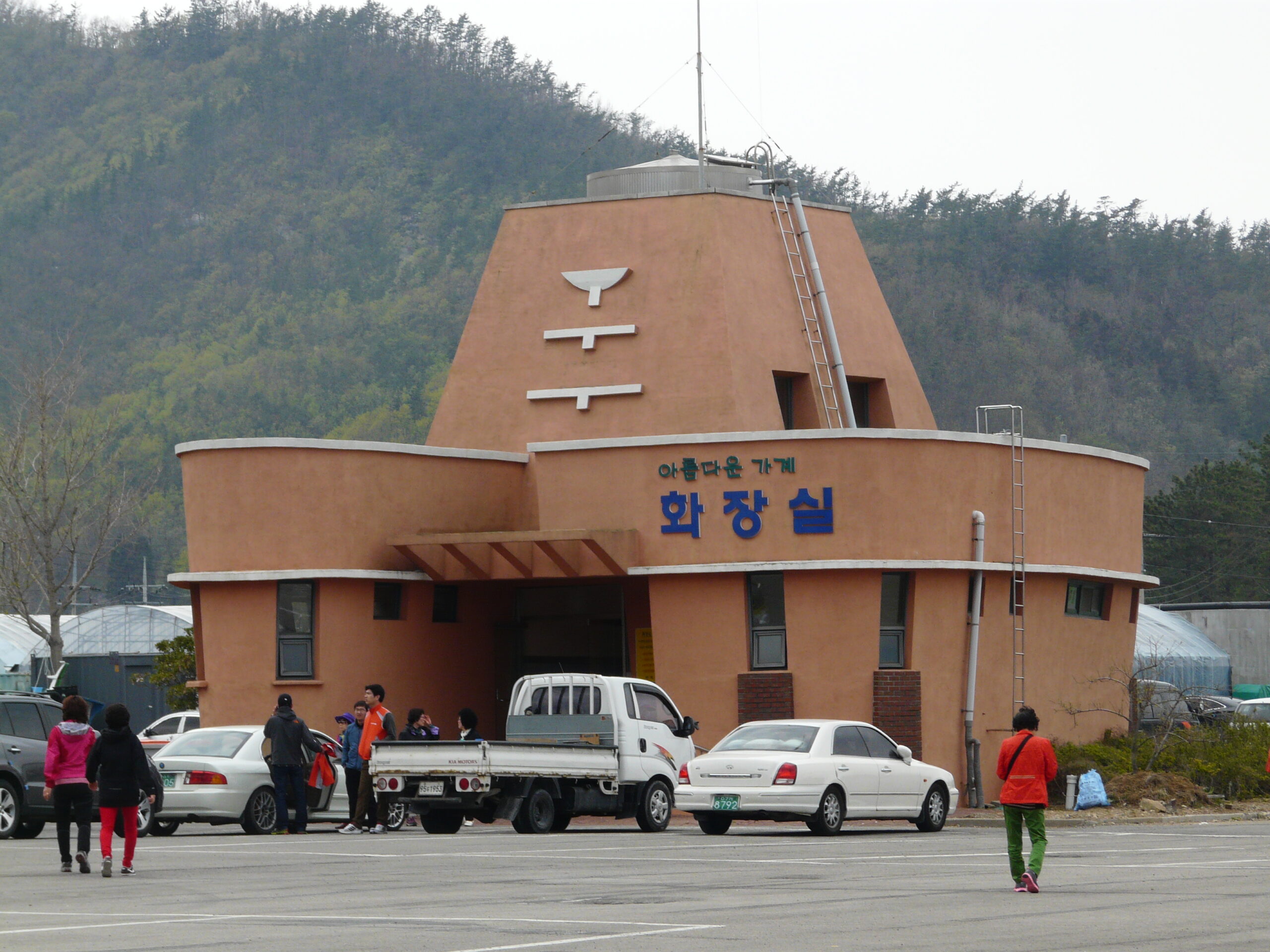 Jindo Sea Parting Festival Coast (진도 신비의 바닷길)