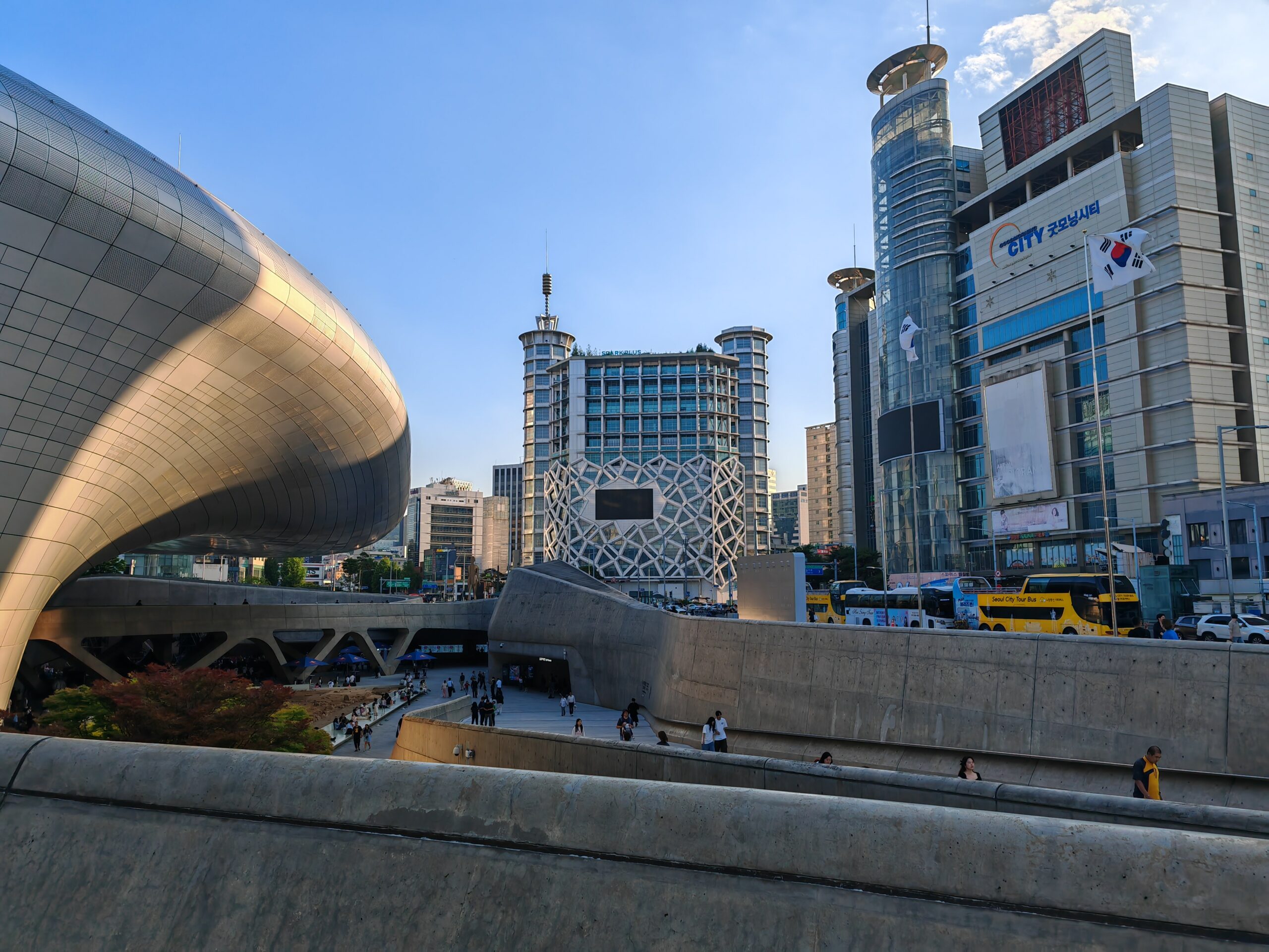 Dongdaemun Design Plaza Night Architecture (동대문 DDP 야간 건축)