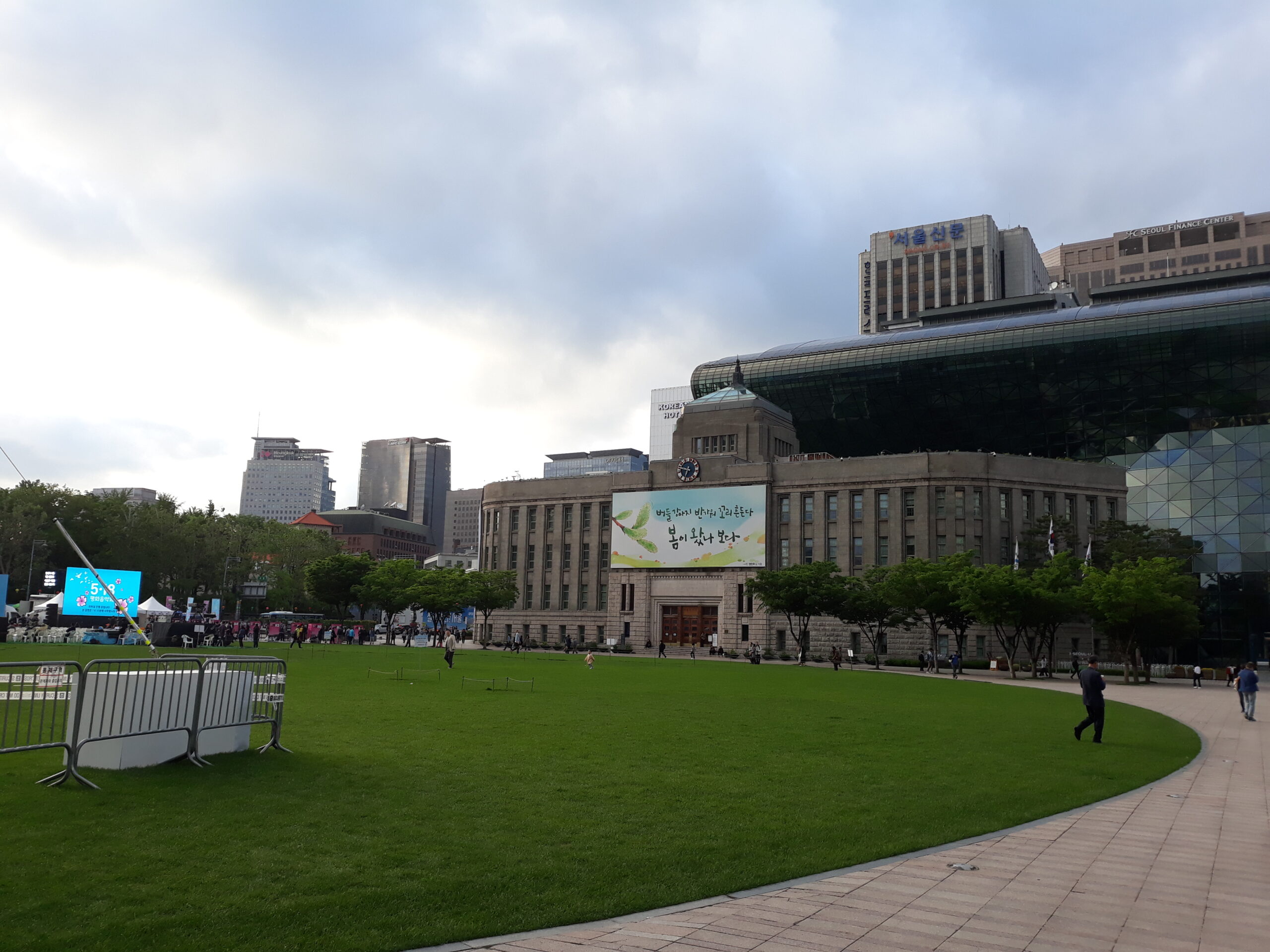 Seoul City Hall & Seoul Plaza