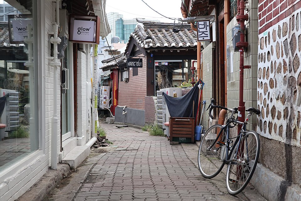 Ikseon-dong Hanok Alley Afternoon