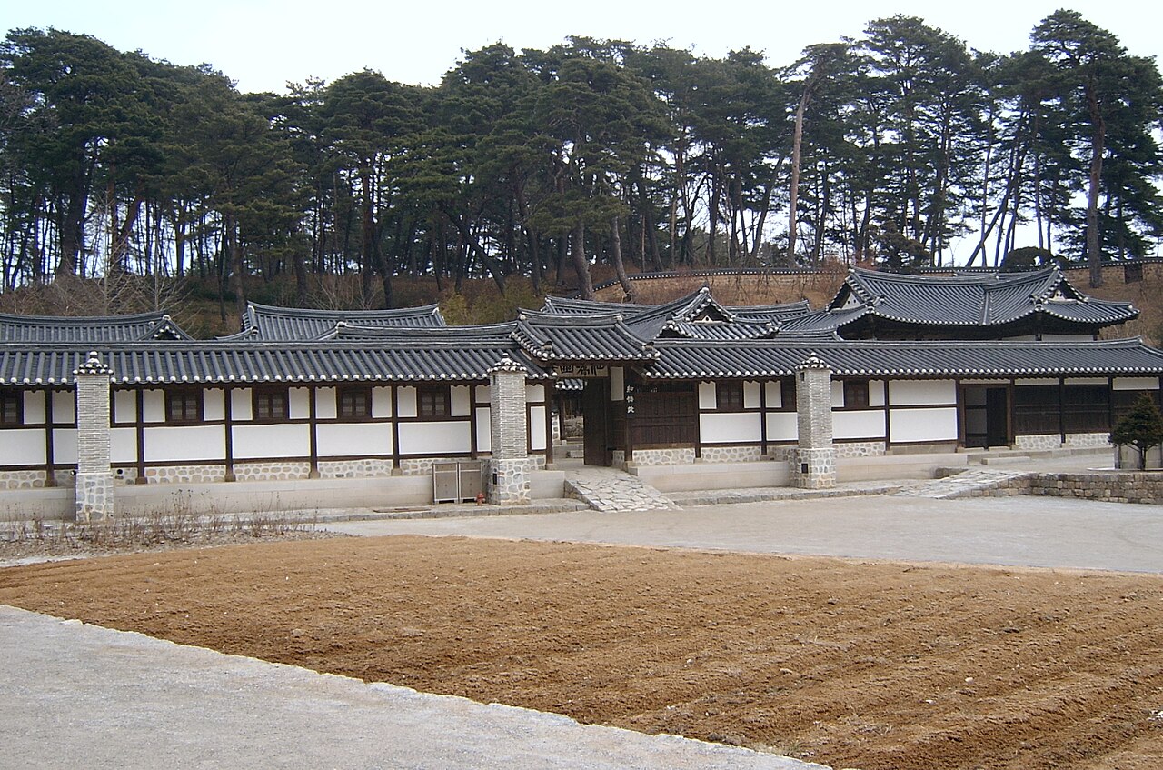 Seongyojang Historic Mansion